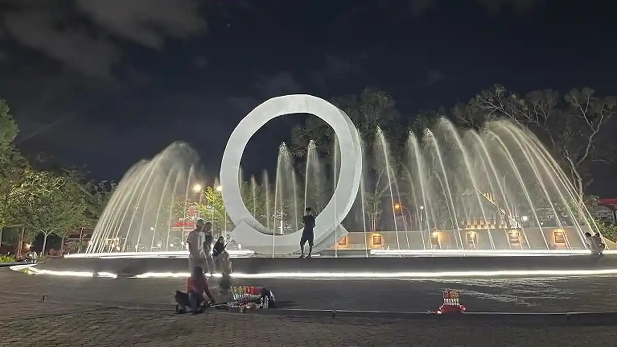 Bundaran Nasional Palu di malam hari