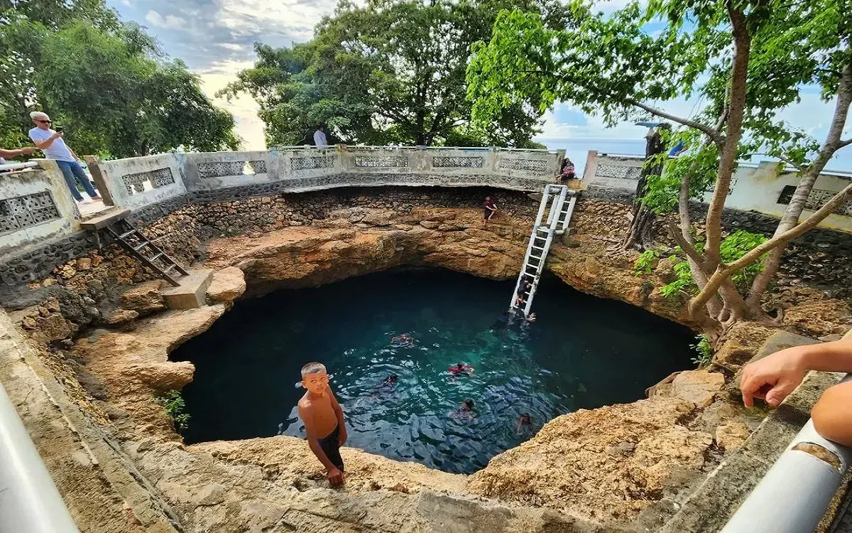 Pusat Laut Donggala — kolam alami air laut yang terhubung ke laut lepas